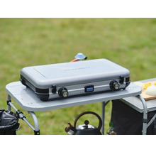 Campingaz Gaskocher auf einem Campingtisch