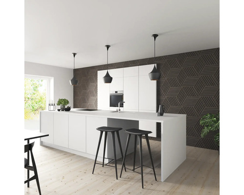 Moderne Küche mit Kücheninsel, weißen Schränken, schwarzen Barhockern und geometrischer Wandverkleidung