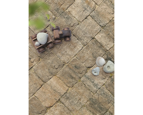 Verbundsteine mit Holzspielzeug und Steinen