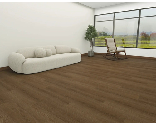 Wohnzimmer mit Sofa, Zimmerpflanze, Schaukelstuhl und Holzboden