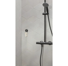 Robinet de douche avec carrelage mural géométrique dans la salle de bain