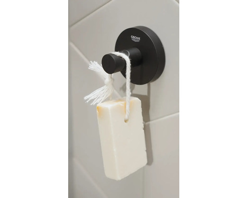 Crochet de peignoir noir avec logo Grohe et savon