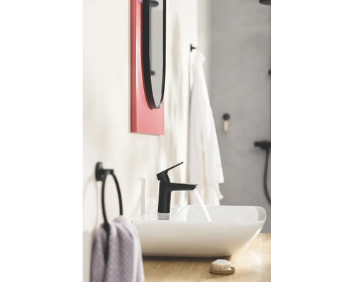 Modernes Badezimmer mit schwarzer Armatur, Aufsatzwaschbecken und Spiegel