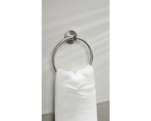 Handtuchring mit einem Handtuch an einer Wand