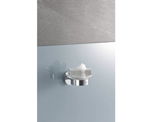 Porte-savon en verre avec savon monté sur un mur