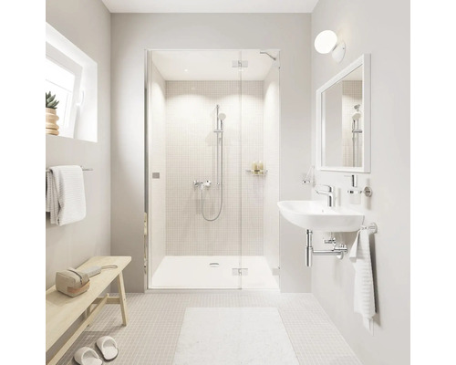 Helles Badezimmer mit Dusche, Waschbecken und Sitzbank