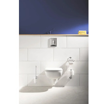 Salle de bains moderne avec WC suspendu, brosse de toilette et support papier