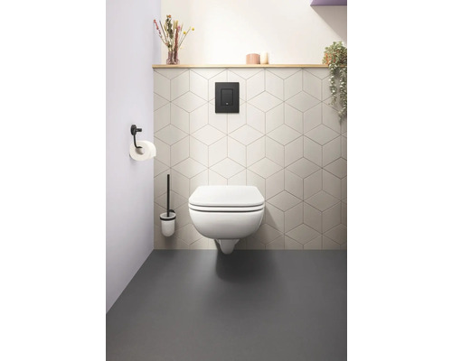 Modernes Badezimmer mit hängendem WC, Toilettenbürste und Spültaste