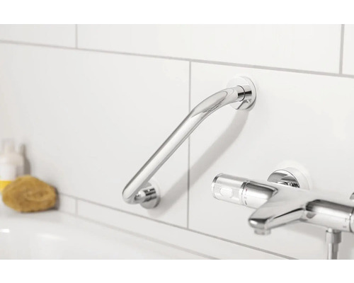 Barre d''appui en métal dans la salle de bain