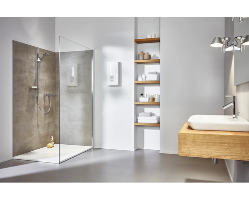 Helles Badezimmer mit Dusche, Waschbecken und Regalen