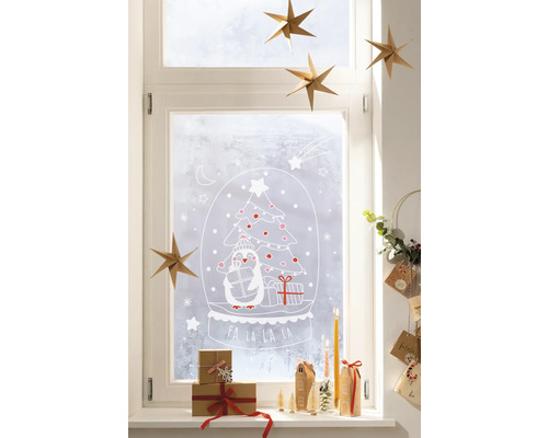 Dekorierter Fensterbereich mit Fensterfolie, Geschenken und Sternenanhängern für eine weihnachtliche Atmosphäre