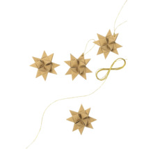 Quatre étoiles en papier avec fil de suspension comme décoration