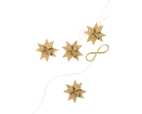 Quatre étoiles en papier avec fil de suspension comme décoration