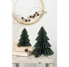 Scène décorative avec deux sapins de Noël en papier et une couronne avec des pommes de pin.