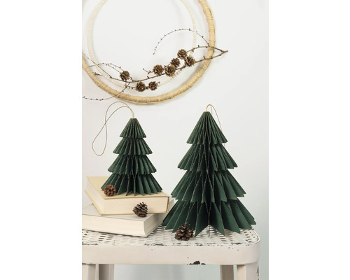 Scène décorative avec deux sapins de Noël en papier et une couronne avec des pommes de pin.