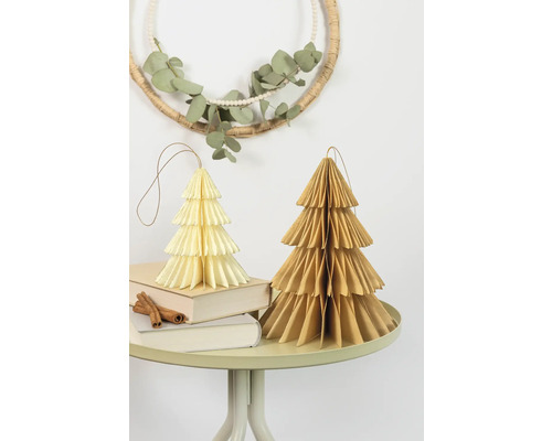 Arbres de Noël décoratifs en papier sur une table avec des livres et une couronne