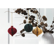 Boules de Noël décoratives suspendues à une branche dans un vase