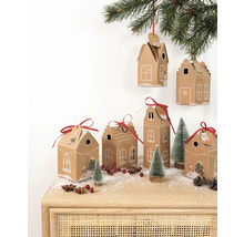 Maisons décoratives de calendrier de l''Avent en carton avec ruban rouge sur une table