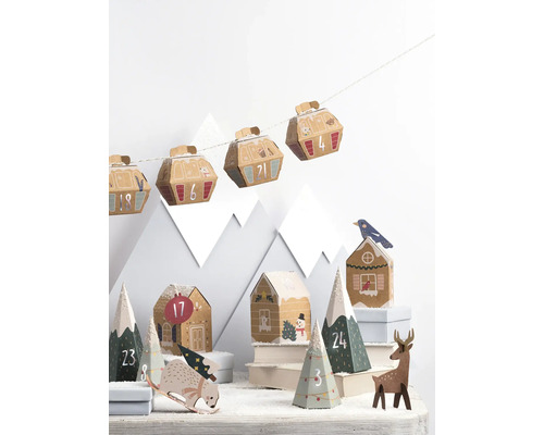 Décoration de Noël avec calendrier de l''Avent en forme de gondole et de maison et décor de montagne