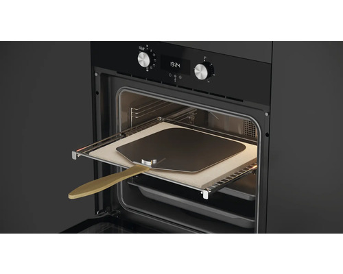 Pizzaofen mit Pizzaschieber im Innenraum