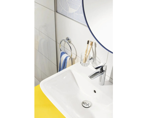 Salle de bains moderne avec lavabo, robinet, porte-serviettes et gobelet pour brosses à dents