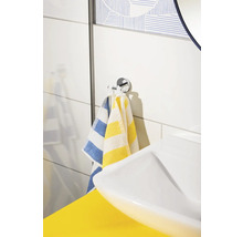 Salle de bains lumineuse avec lavabo, porte-serviettes et serviettes rayées