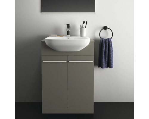 Modernes Badezimmer mit Waschtischunterschrank, Aufsatzwaschbecken, Armatur, Handtuchring und Spiegel