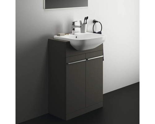 Waschtisch mit Unterschrank und Armatur im Badezimmer.