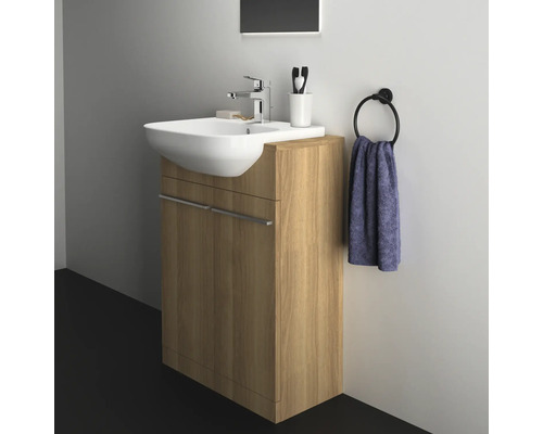 Waschtisch mit Unterschrank, Armatur und Handtuchhalter im Badezimmer