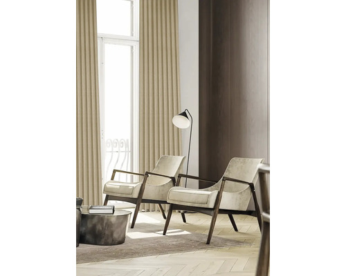 Salon avec deux fauteuils et lampadaire à côté d''une fenêtre avec des rideaux.