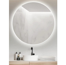 Miroir rond avec éclairage au-dessus d''un lavabo dans une salle de bains