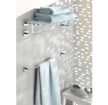 Badezimmer mit Handtuchhalter und Handtüchern