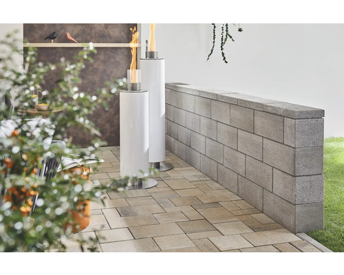 Aménagement de terrasse avec pavés, muret et deux foyers de table à l''éthanol