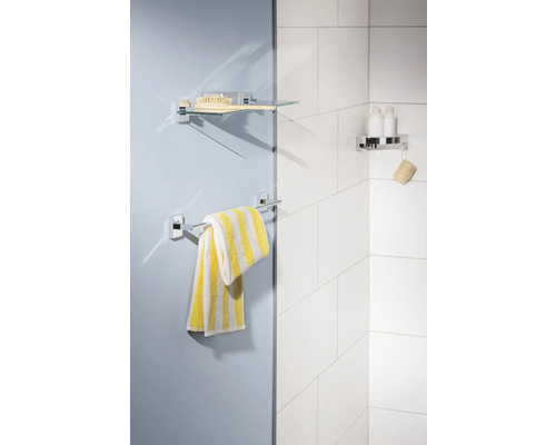 Badezimmer mit Glasablage, Handtuchhalter und Seifenablage