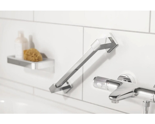 Barre de douche et robinet dans la salle de bain