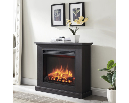 Elektrischer Kamin mit simuliertem Feuer in einem Wohnzimmer.