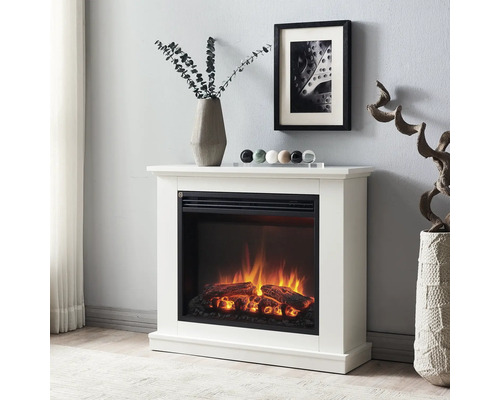 Elektrischer Kamin mit simuliertem Feuer und Holzscheiten in einem Wohnzimmer.