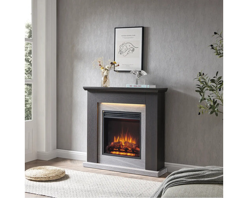 Dekorativer elektrischer Kamin mit simulierten Flammen in einem Wohnraum.