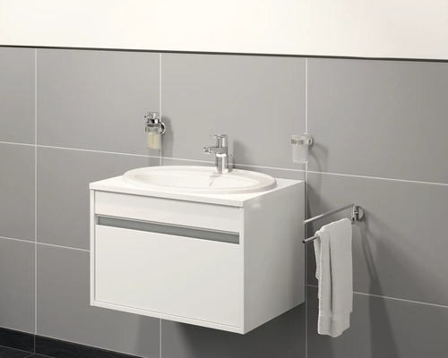 Modernes Badezimmer mit weißem Waschtischunterschrank, Waschbecken, Seifenspender, Zahnputzbecher und Handtuchhalter