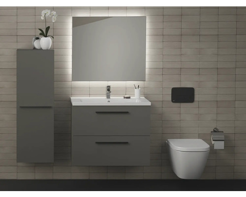 Modernes Badezimmer mit Waschtischunterschrank, Spiegelschrank mit Beleuchtung und wandhängendem WC.