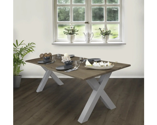 Esstisch aus Holz mit Tischdekoration und X-förmigem Gestell