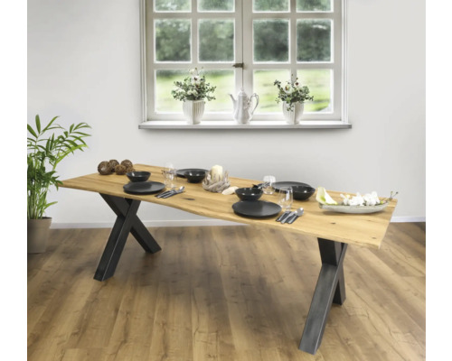 Esstisch aus Holz mit Metallbeinen und Tischdekoration in einem hellen Raum