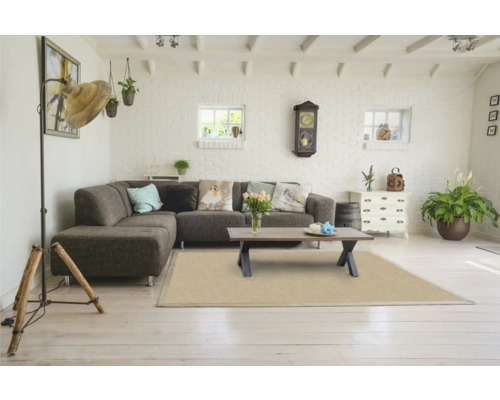 Wohnzimmer mit braunem Ecksofa, Holztisch, Stehlampe und beigem Teppich