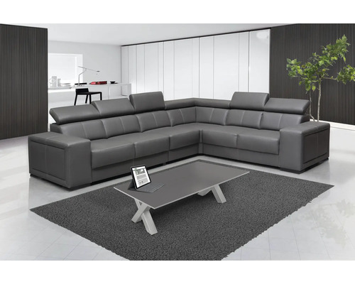 Canapé d''angle gris avec table basse dans un salon moderne