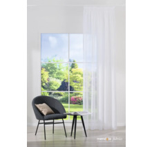 Pièce lumineuse avec rideau, fenêtre, chaise et table d''appoint