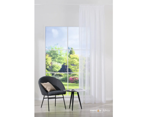 Pièce lumineuse avec rideau, fenêtre, chaise et table d''appoint