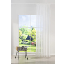 Pièce lumineuse avec fenêtre, rideau blanc et table d''appoint