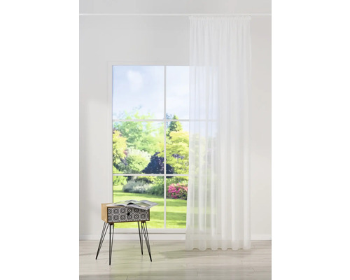 Pièce lumineuse avec fenêtre, rideau blanc et table d''appoint