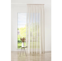 Fenêtre avec rideau, table et vase de fleurs