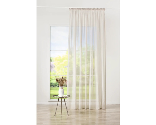 Fenêtre avec rideau, table et vase de fleurs